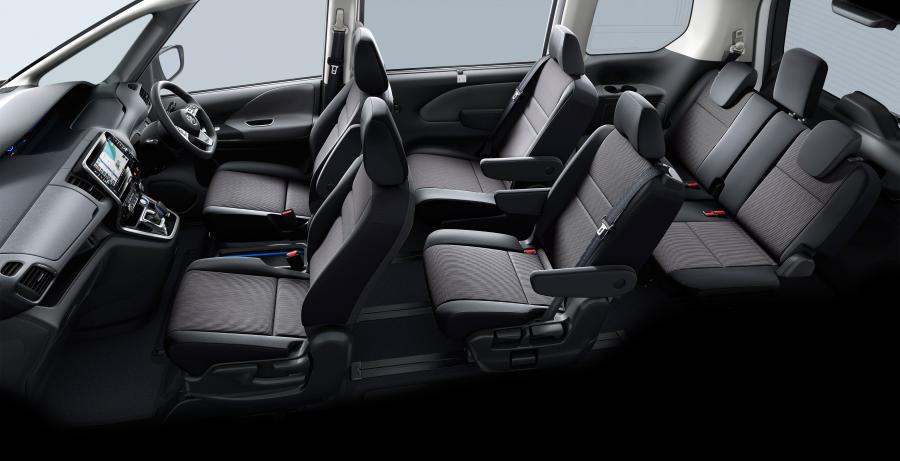Интерьер Nissan Serena e-Power Highway Star 2017 года  (фото 2 из 9)